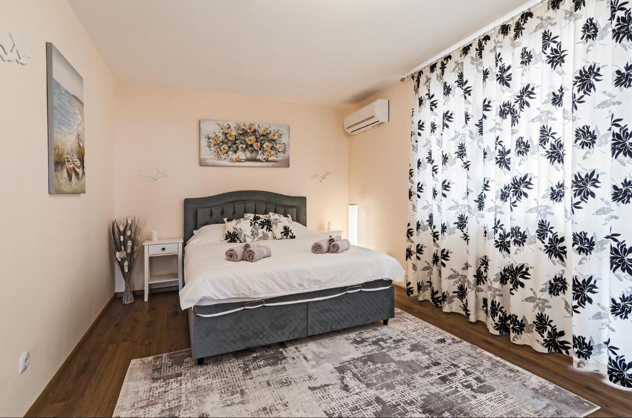 Апартаменти Ивайло / Ivaylo Apartments Burgas City Eksteriør billede